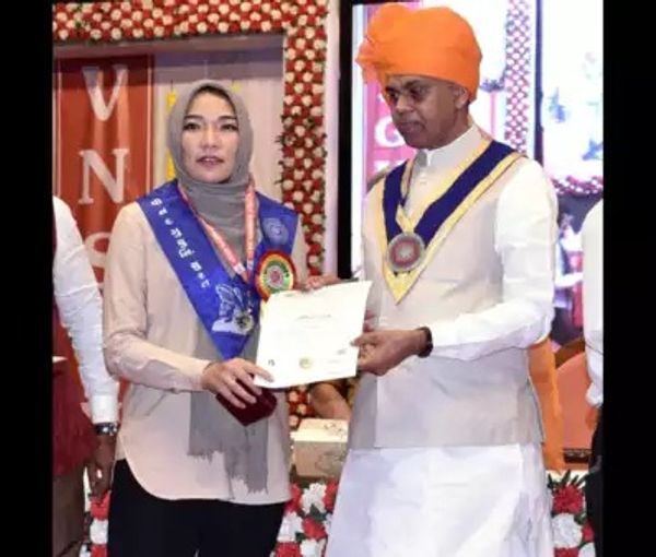 راضیه مرادی مدال طلای دانشجوی برتر دانشگاه هند را به دست آورد