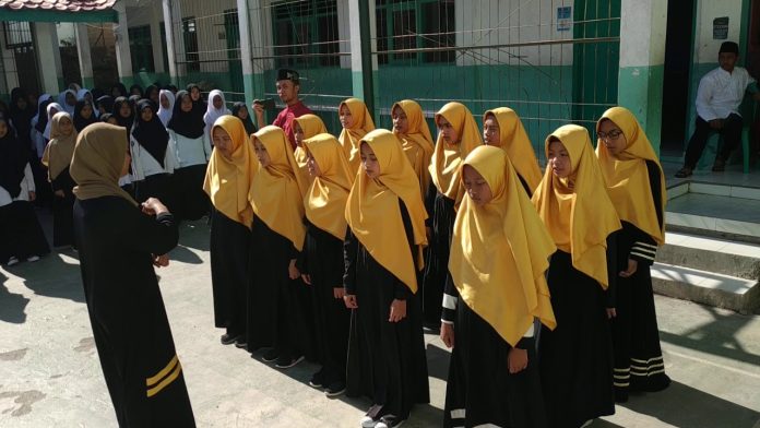 یونیفورم / لباس شاگردان و معلمان مکاتب مشخص شد