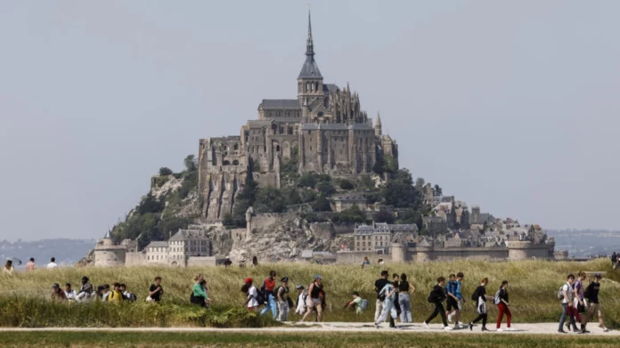 وضع محدودیت برای گردشگران در فرانسه