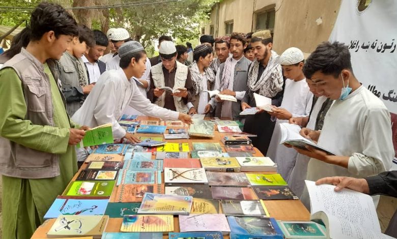 تجلیل از هفته کتاب